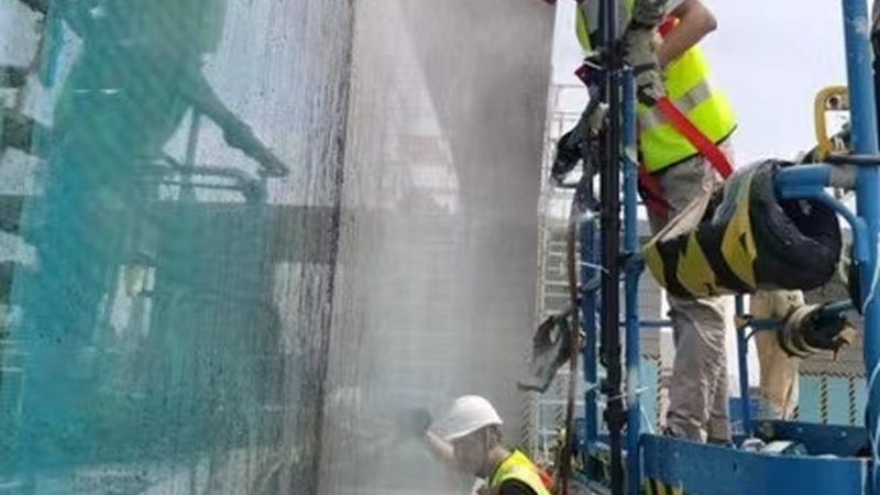 玻璃幕墙打胶维修：关键步骤与注意事项**
